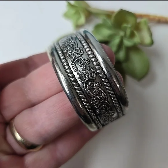 Vintage 70's Lovely Detailed Silver Tone Very Pretty Wide Cuff Bracelet - Picture 2 of 3